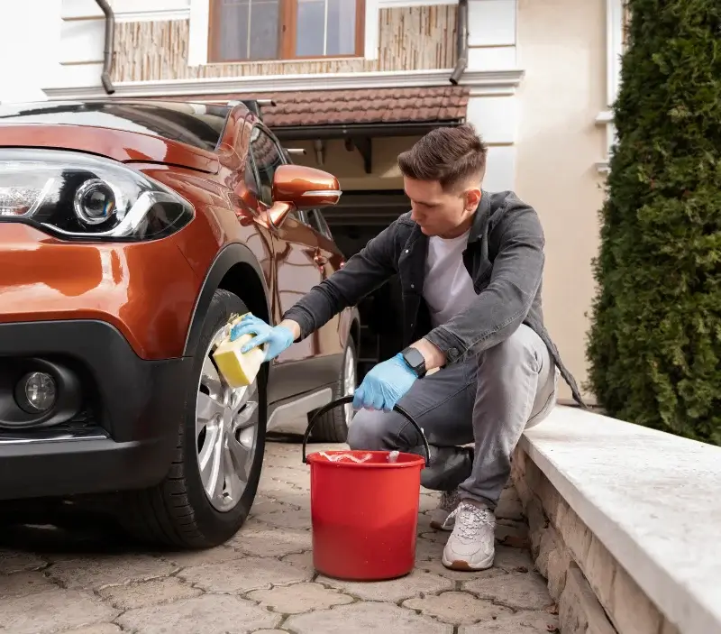 Lavage auto à domicile Montsûrs : professionnel intervenant sur un véhicule